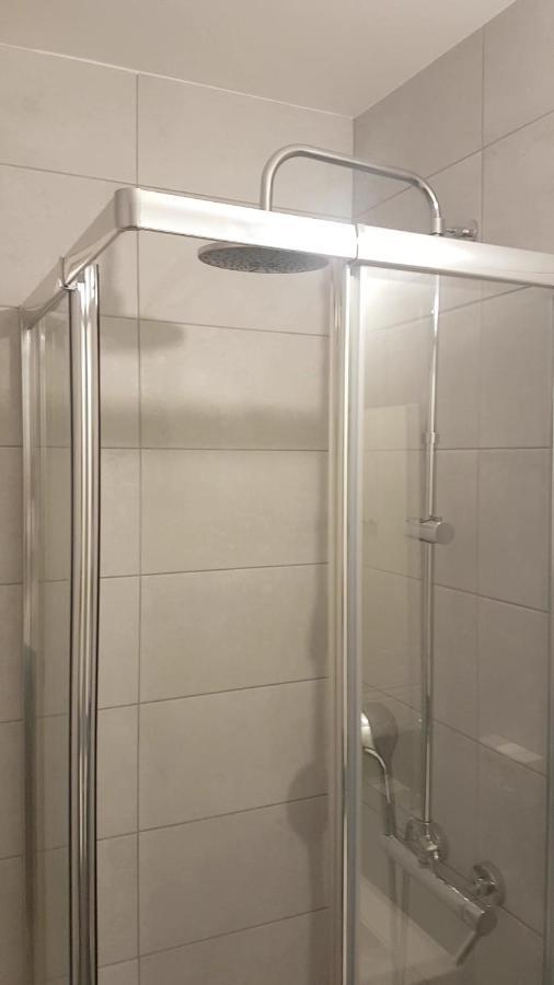 New Cheap Private Room, Kitchen , Overwieuw Sea,Tram On Spot, 12 Minutes From Nice Train Station With Tram , Beach In 17 Min Tram , Chambre Privee Pas Cher, Cuisine Equipee , Tram Sur Place, Apercu Mer, 12 Min De La Gare De Nice Avec Le Tram, 17 Min Bagian luar foto