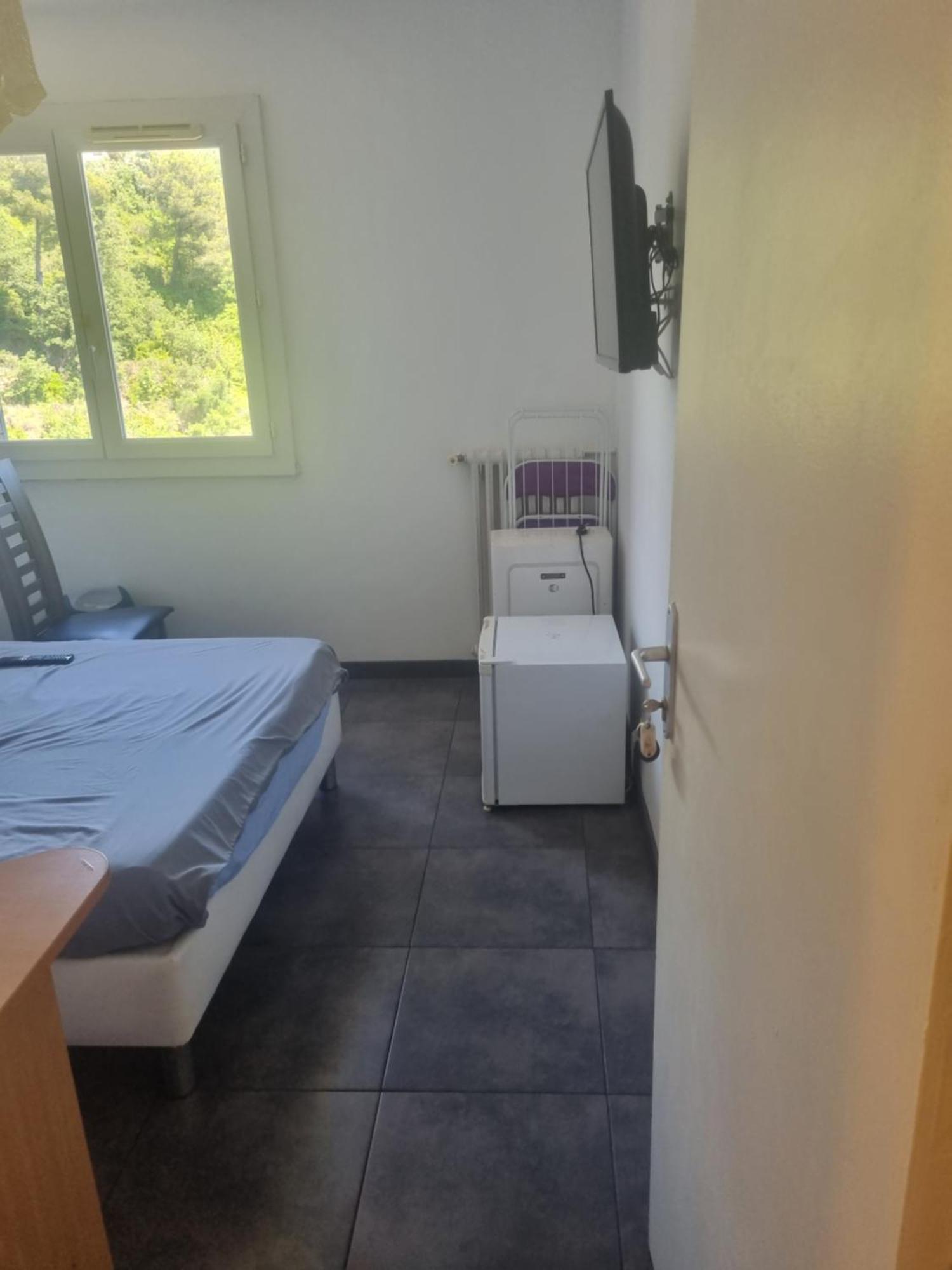 New Cheap Private Room, Kitchen , Overwieuw Sea,Tram On Spot, 12 Minutes From Nice Train Station With Tram , Beach In 17 Min Tram , Chambre Privee Pas Cher, Cuisine Equipee , Tram Sur Place, Apercu Mer, 12 Min De La Gare De Nice Avec Le Tram, 17 Min Ruang foto